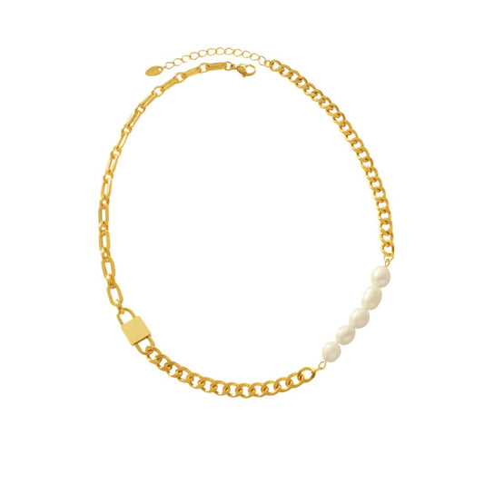 Pia Freshwater pearl necklace in gold