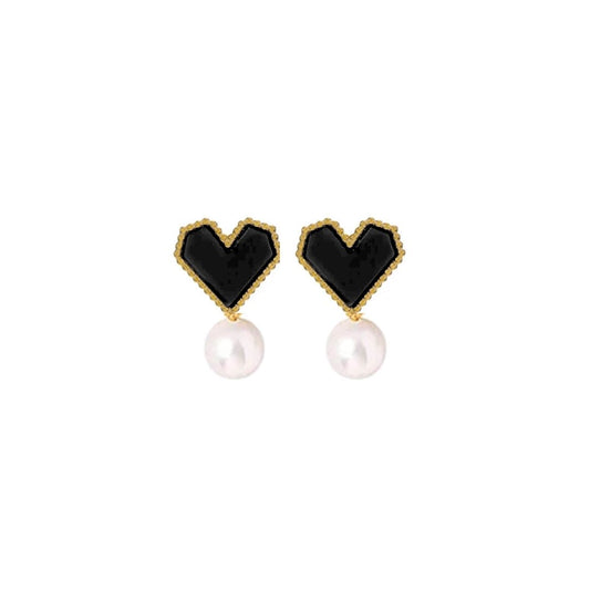 Rue pearl earrings in black.