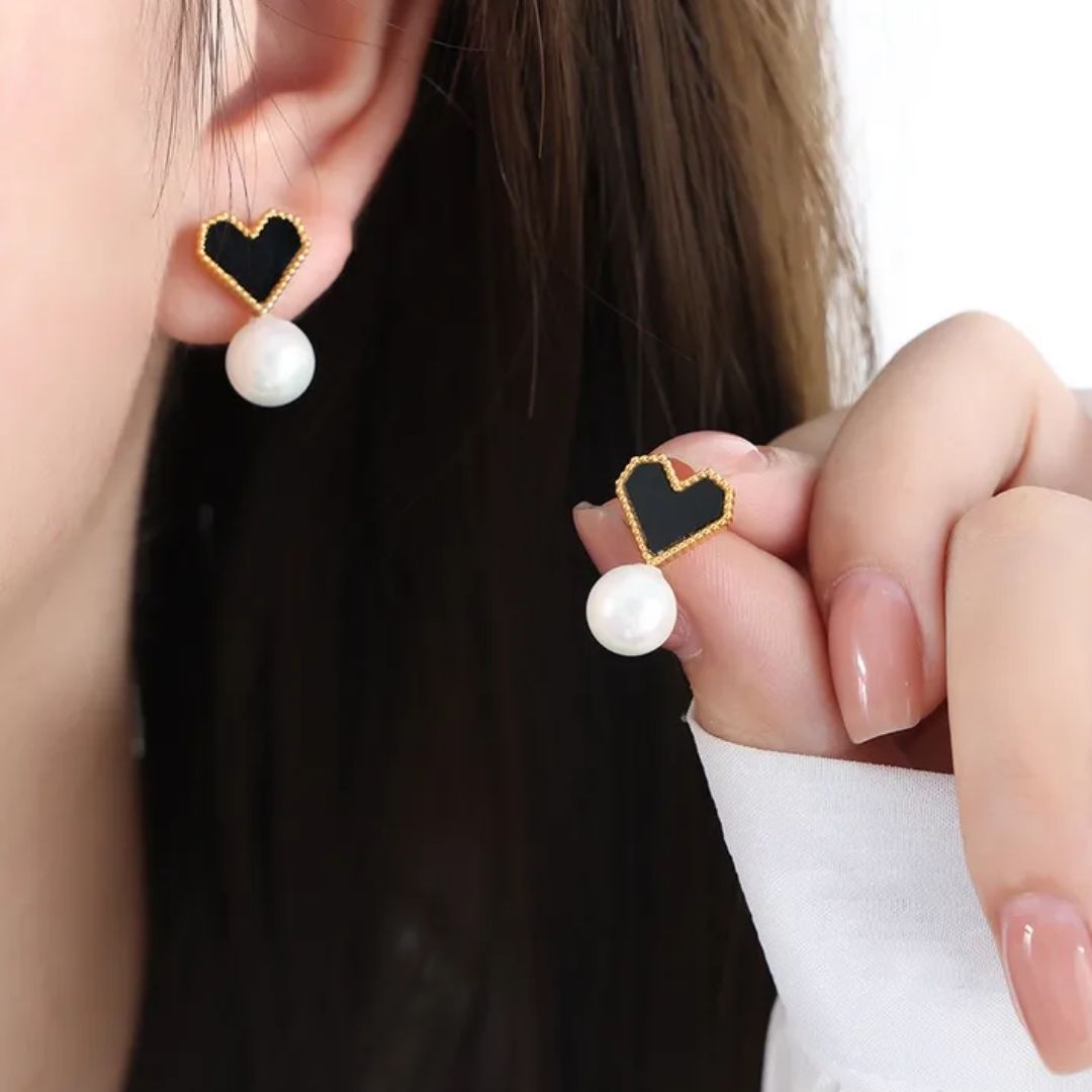 Rue pearl earrings in black.